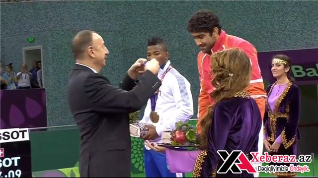 İlham Əliyev çempionumuza medal verdi (FOTO)