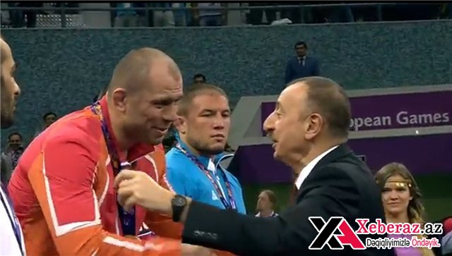 Prezident 10-cu qızıl medalı güləşçimizə verdi (FOTO)