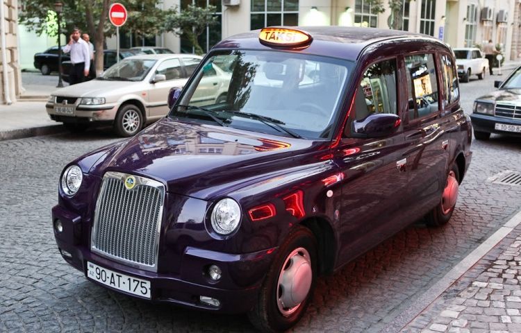 Bakıda London taksisi qəza törətdi: 1 ölü, 2 yaralı