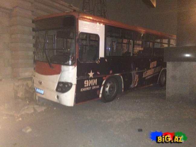 Bakıda sərnişin avtobusu divara çırpıldı: yaralılar var-FOTO+VİDEO