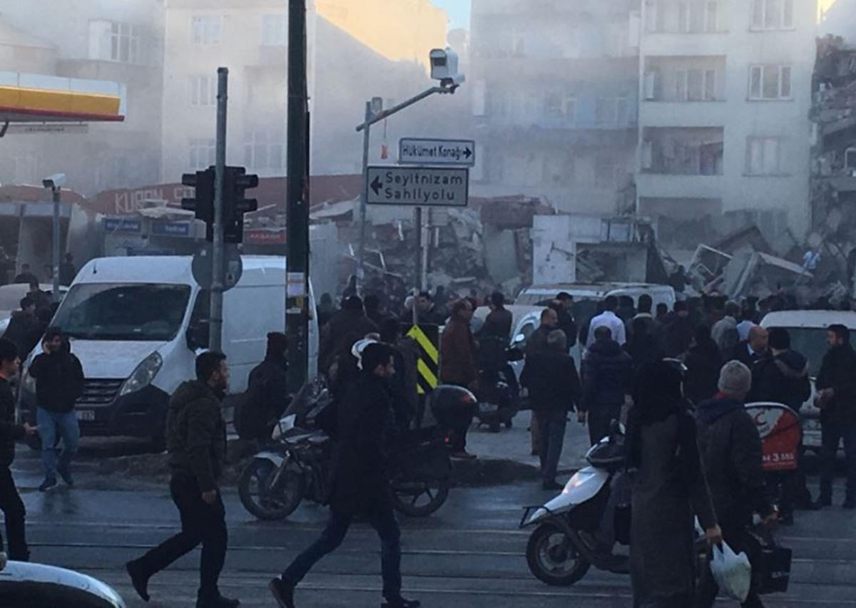 İstanbulda bina ÇÖKDÜ: 1 ölü, 5 yaralı-FOTO